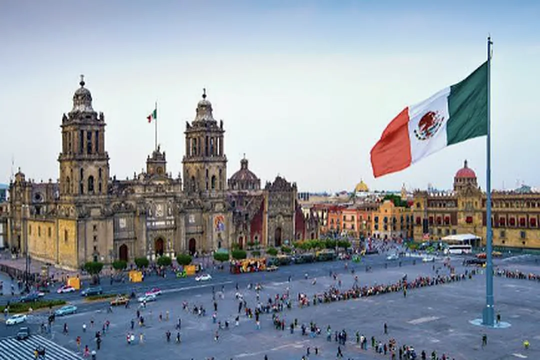 Vista del Zócalo de la Ciudad de México con la Catedral Metropolitana y la bandera monumental